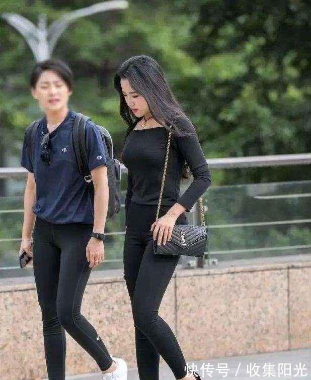 视觉效果 米白色后背镂空上衣搭配米白色紧身打底裤,收腰设计,简单不单调!