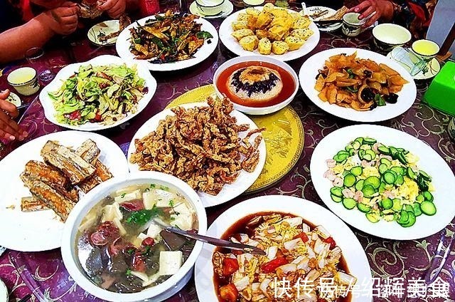 外甥女的生日宴,第9个是家乡特色菜,价格最贵,全家人抢着吃