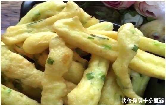 不用揉面2分钟就做一锅,比买的炸薯条还好吃,加俩鸡蛋个个香嫩
