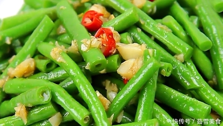 凉拌豆角时，不要傻傻只加蒜泥，加点它，豆角翠绿爽口更入味