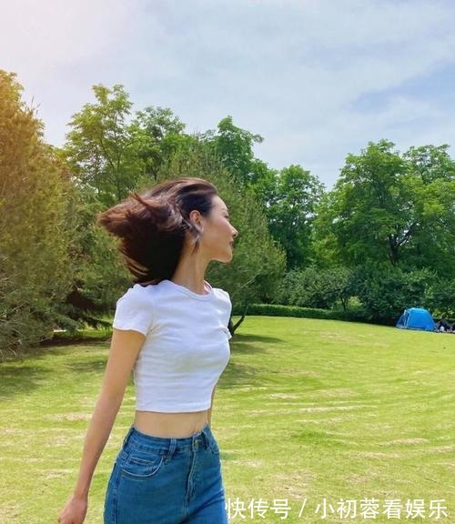 樱桃番茄|为什么刘雯穿白T就很高级？夏日必备白T应该怎样搭？