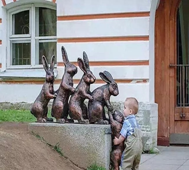 |搞笑图片幽默段子笑话:孩子果然是最有爱的,但是你是抱不动的哦