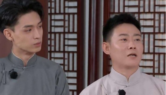 舒服|综艺《德云斗笑社》,饼哥扛着旗追老秦那段,综艺效果拉满