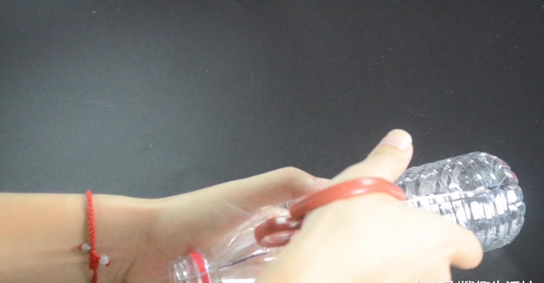 把毛巾塞进矿泉水瓶, 解决了一大堆人出游遇到的难题, 赶紧试一试