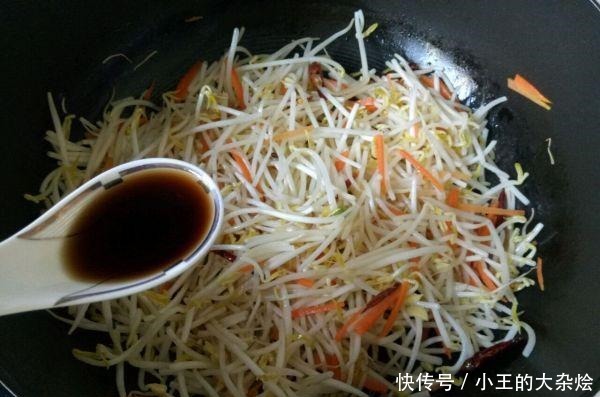 炒豆芽时加点“它”,豆芽更加清脆爽口,没有豆腥味!