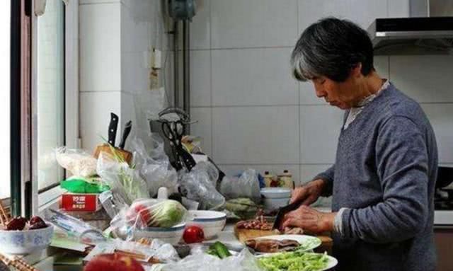 姥姥|“姥姥带娃”和“奶奶带娃”区别,讽刺又现实,快看看你家是吗?