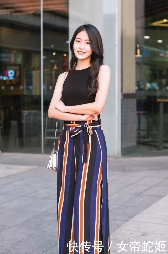 街拍气质靓丽的小姐姐，美丽动人，女人味十足