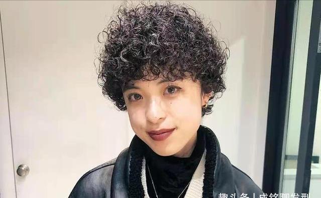 白发 五十岁女人要避开三款发型,第一款显老,第二款显胖,第三款显黑