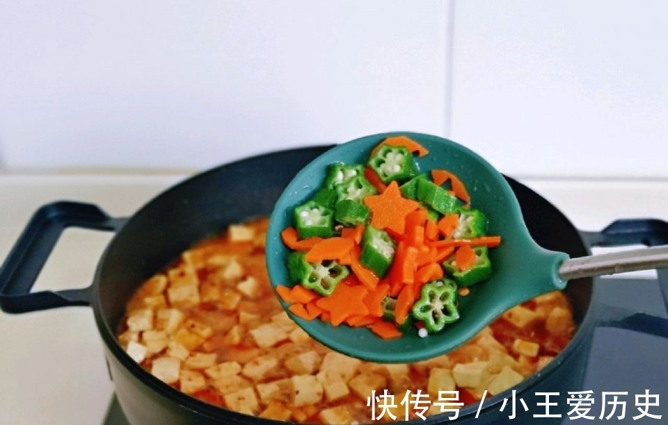 豆腐|豆腐这样吃,鲜嫩可口还下饭,不到2块钱,就能做一大盘