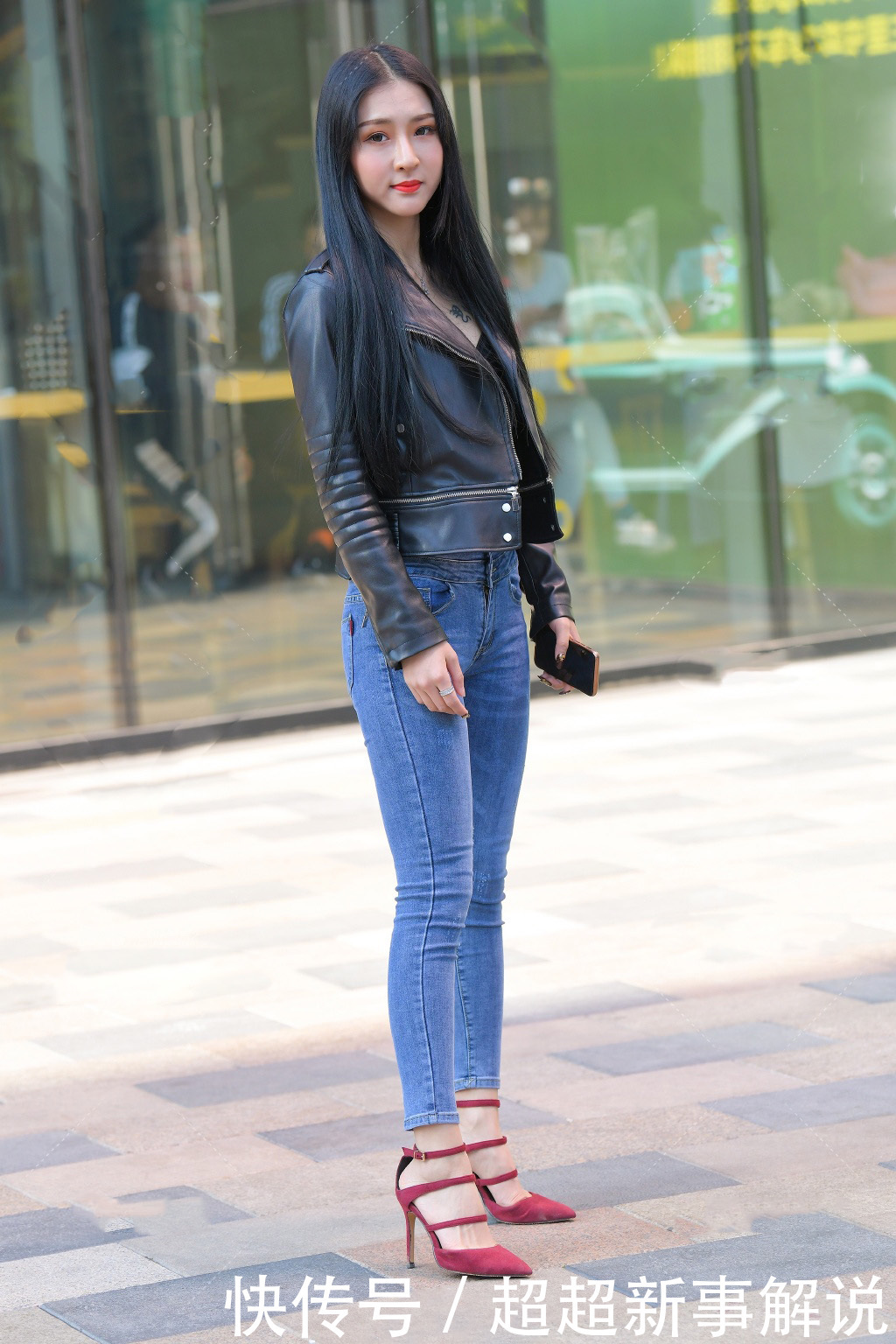 搭配|被气质女生的着装美到了,牛仔裤搭配皮夹克,又飒又帅气