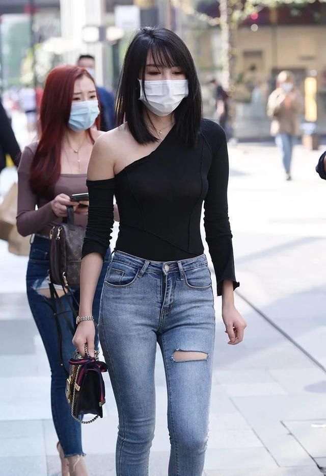 紧身衣|简单的破洞牛仔裤，显得非常的清爽和大气，展示十足的休闲风