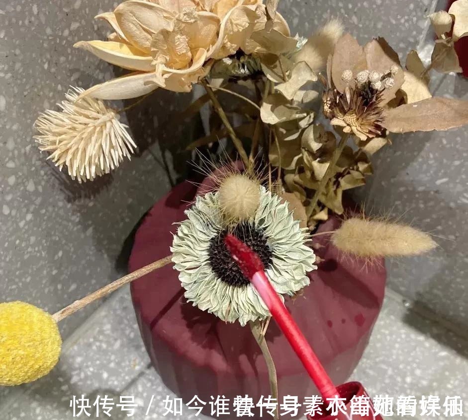你想要的雾面哑光妆效,一支唇泥就能帮你实现
