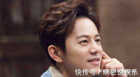 节目录制失控,何炅离席,成龙一脚踹向主持人,网友却说解气