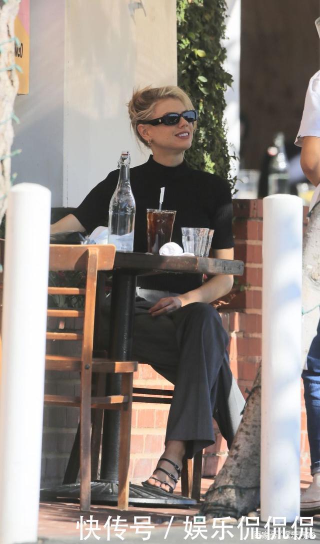 夏洛特·麦金尼穿黑上衣搭灰色阔腿裤清新洒脱