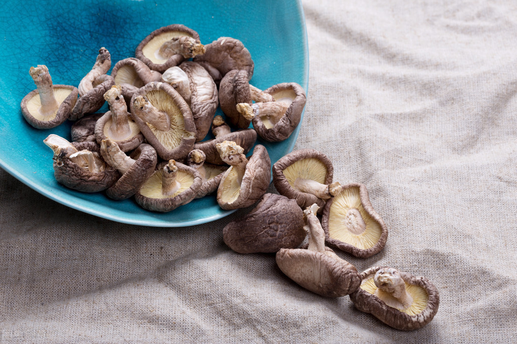 若是宅家少出门,备下6样干货,营养好储藏,一周的菜品就有了