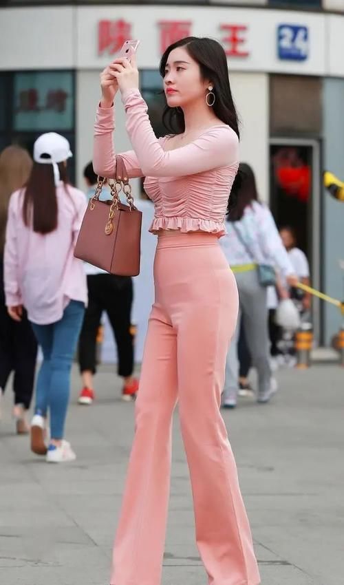 衣裤|粉红色打底裤搭配时尚上衣，甜美好看，快来看看