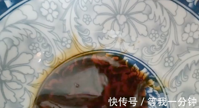 豆腐新吃法，不炒不炖不凉拌，撒点调料，鲜香美味，外酥里嫩