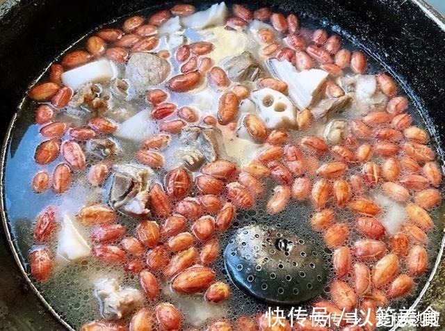 红花藕|医生不会告诉你,失眠最怕这道汤,三天两头炖一锅,一觉睡到天亮