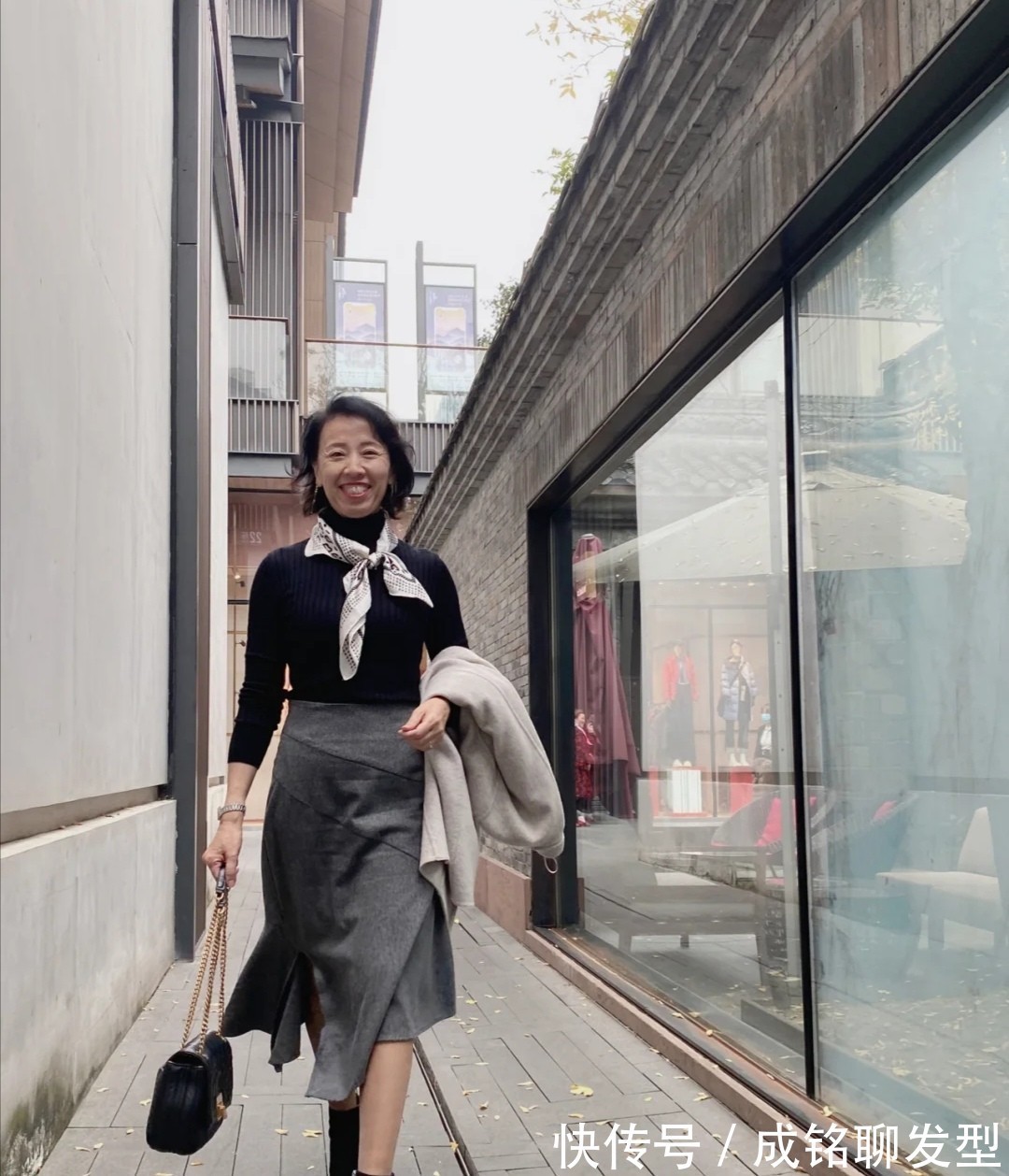 繁简|建议五六十岁的女人,日常穿搭别太花哨,不好搭配还会显得俗气