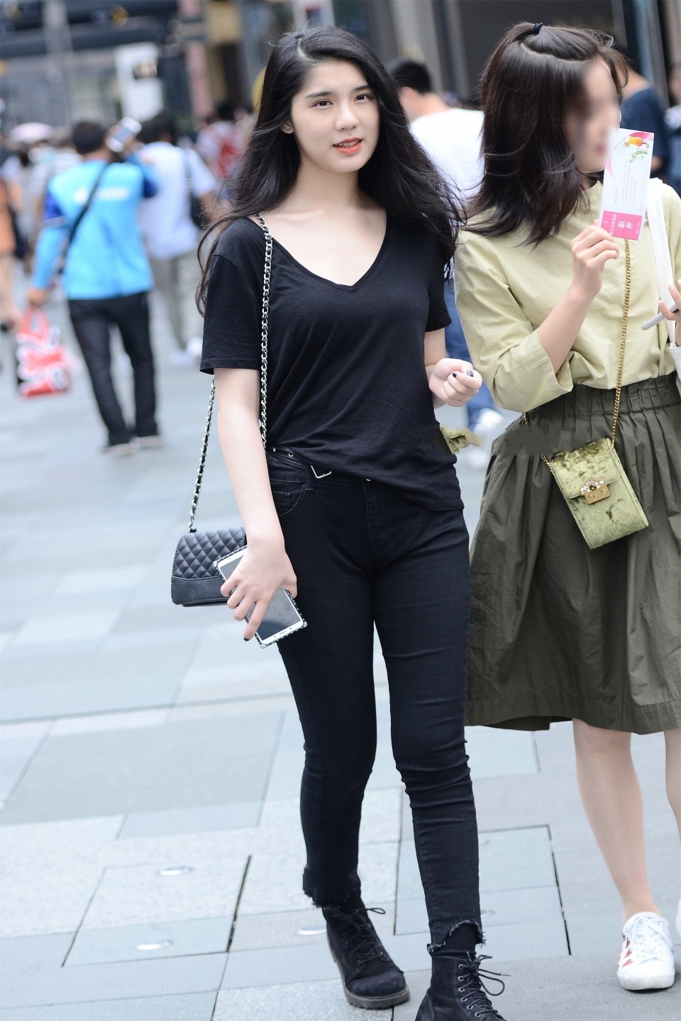 短袖|美女街拍:黑色时尚短袖,搭配同色系长裤,也能穿出时髦感