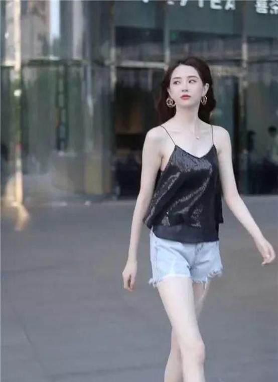 美女气质尽显非常优雅,很上档次,轻松让女人更显迷人