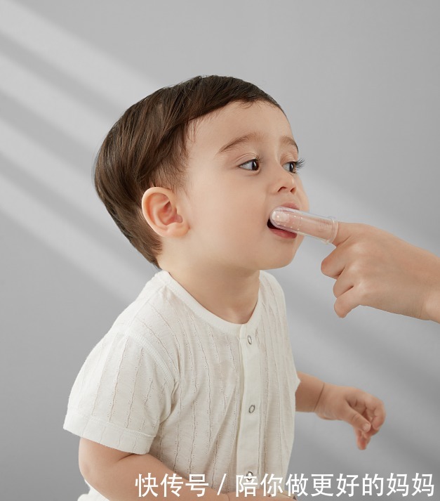 阶段|不同年龄阶段的宝宝如何正确刷牙？宝妈有必要学习一下~