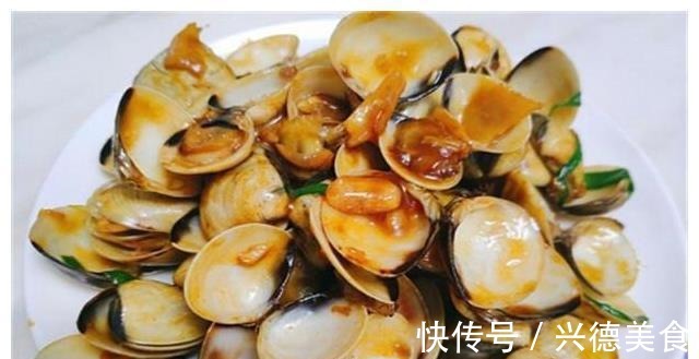 孩子满月爸妈来探望，我特意下厨做了一桌菜，他们都夸我嫁对了！