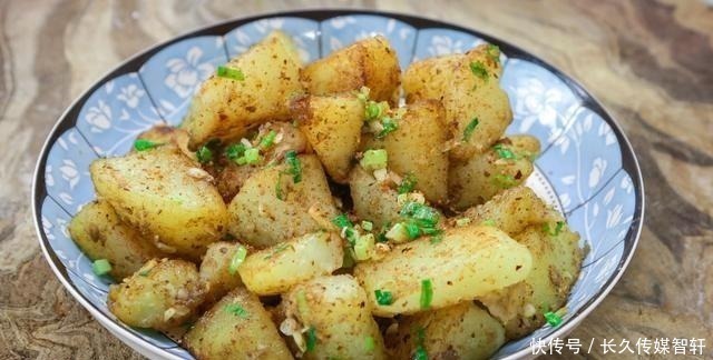 土豆这样做太好吃了，招待亲朋来一盘，比吃肉还受欢迎，先收藏了