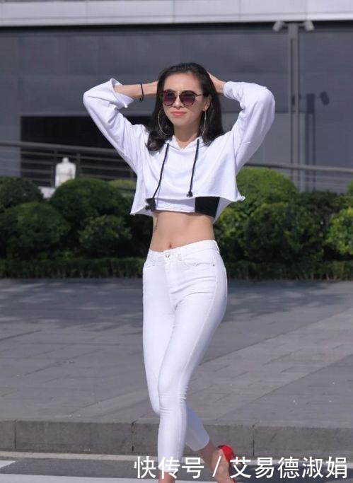 黑色|街拍:黑白裤美女,哪一个更好看呢?