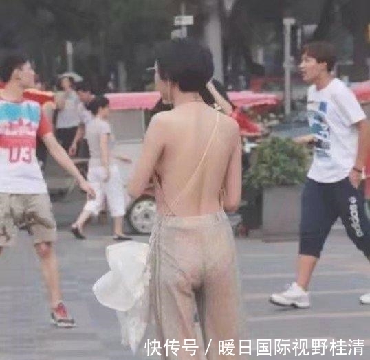 肚兜|街拍: 任性了, 穿一件“肚兜”就出街, 身材好无禁忌?