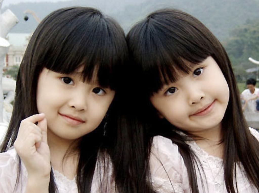 指甲油|最好认的双胞胎走红,发量一个随妈一个随爸,网友:妈妈真偏心