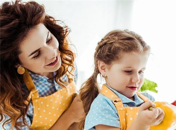 郭大哥|女儿发现母亲的秘密,被妈妈和姥姥打到精神失常,原因令人气愤