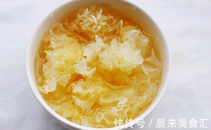 银耳雪梨羹|秋天多喝银耳雪梨汤,清甜滋润,炖一锅,全家都能喝