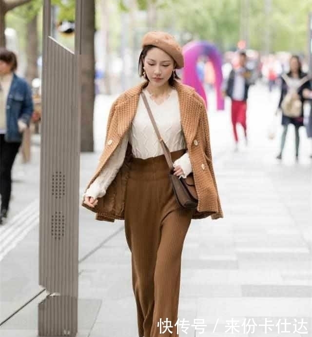 美女|街拍:美女一身咖色套装,精致的造型,体现出心情的舒爽自信!