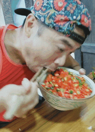 |搞笑GIF:事实告诉我们,千万别惹女人,我就想知道妹子脚痛吗?