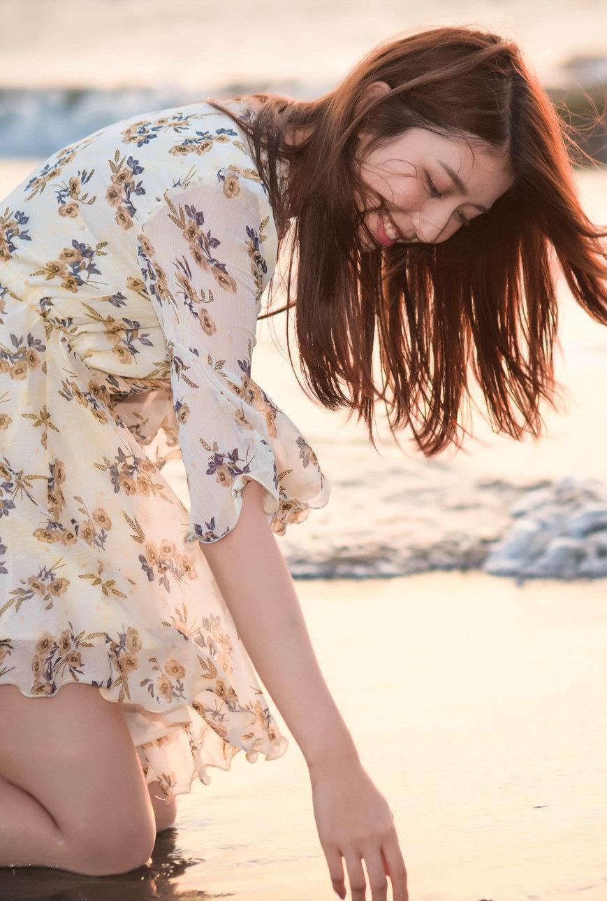 打底裤|碎花连衣裙十分浪漫青春,小V领设计更加精致,带有一点复古气息