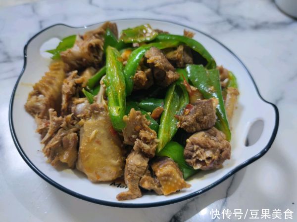 足饭|#巨下饭的家常菜#青椒焖鸭这么做，吃前一定备足饭