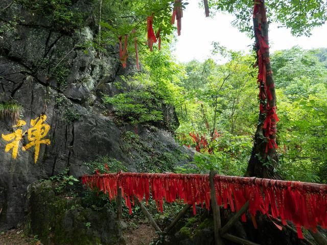 中国最“简陋”的寺庙，建在山洞里，没有僧人，游客吐槽对联粗俗