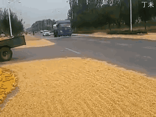 |搞笑GIF:下雨天没有雨衣,怎么办?自己制作的这个雨衣还挺合身