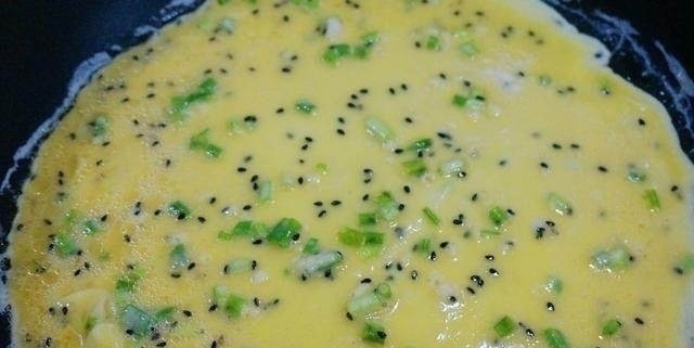 还是老妈这样做的鸡蛋饼好吃，美味又营养，一口气就吃了10张