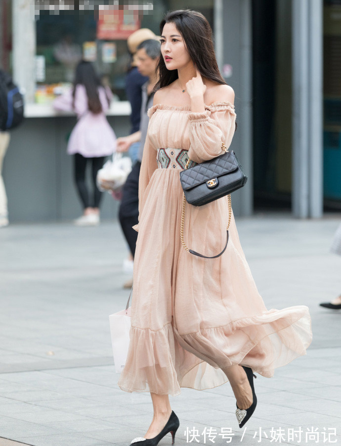 长裙|街拍,一字肩高腰长裙搭配尖头高跟鞋,尽显优雅气质