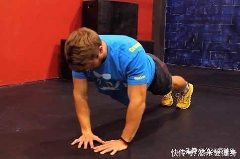 肱二头肌|美国肌肉帅哥身高2米，杠铃深蹲180公斤，4个动作提升手臂围度