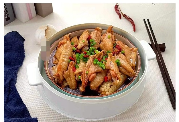 立秋后常做这道菜，食材加粉腌制，同玉米蒸熟上桌，鲜美不上火