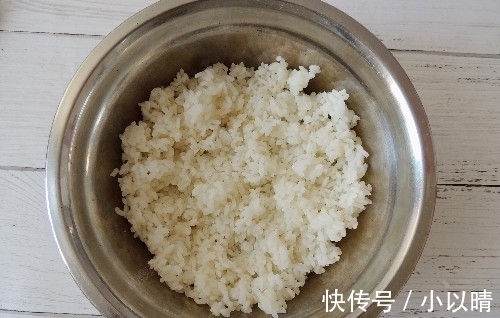 丸子|剩米饭新做法,既是早餐,也是零食,上桌就被抢光,比蛋炒饭好吃