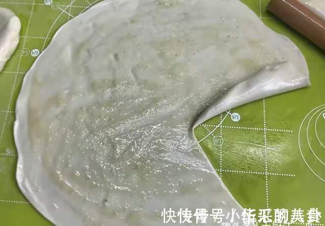 中筋面粉|怎么烙饼才能不硬？关键在和面，面点师教你3招，外酥里软又解馋