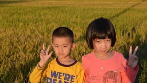 爸爸姓“鸡”,坚持不让3胞胎随自己姓,媳妇取名护士听了都说好