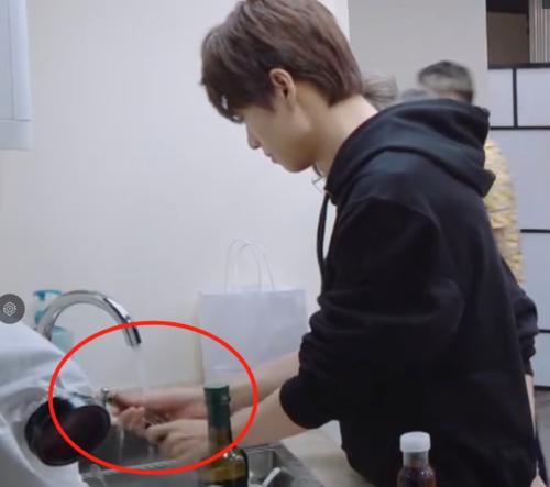 魏大勋主动洗筷子，他的“搓法”引热议，周扬青都看不下去了