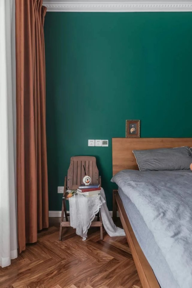 文艺复古风|98㎡文艺复古风,大胆跳色+通铺人字拼地板,感受一整屋的浪漫