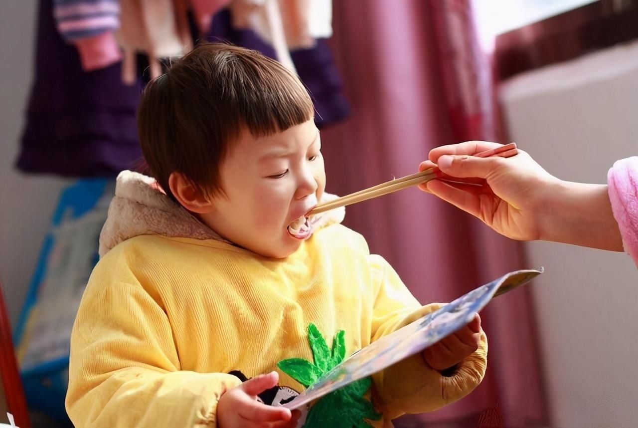 重视|这些“毁娃式”喂饭方法，正在慢慢地摧毁孩子的肠胃，父母要重视