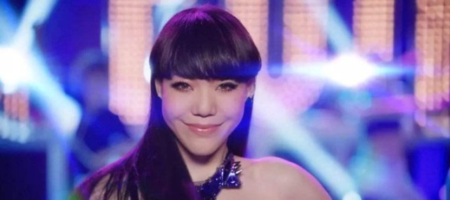 她曾是好声音里的顶流,却在爆火后销声匿迹,沦落到在小县城卖力商演